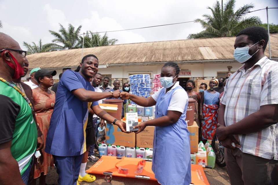 Edem Agbana donates items to St. Anthony Hospital in Dzodze-READ!